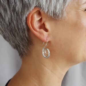 Snirkliga - örhängen silver - på modell - från Brokig silversmycken