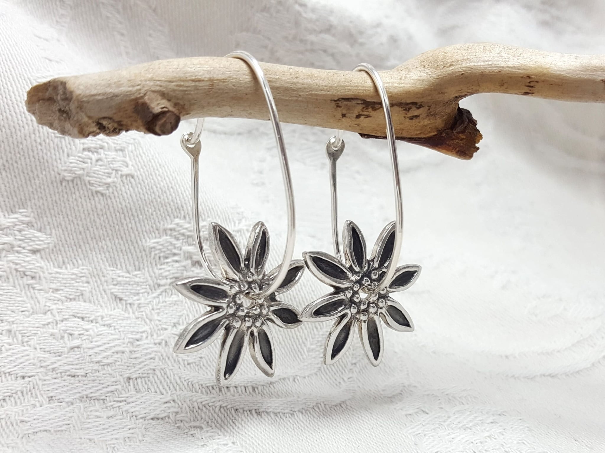 Stjärnblommor- hängande silverörhängen - silversmycke i äkta silver - handgjorda silversmycken från Brokig silversmycken
