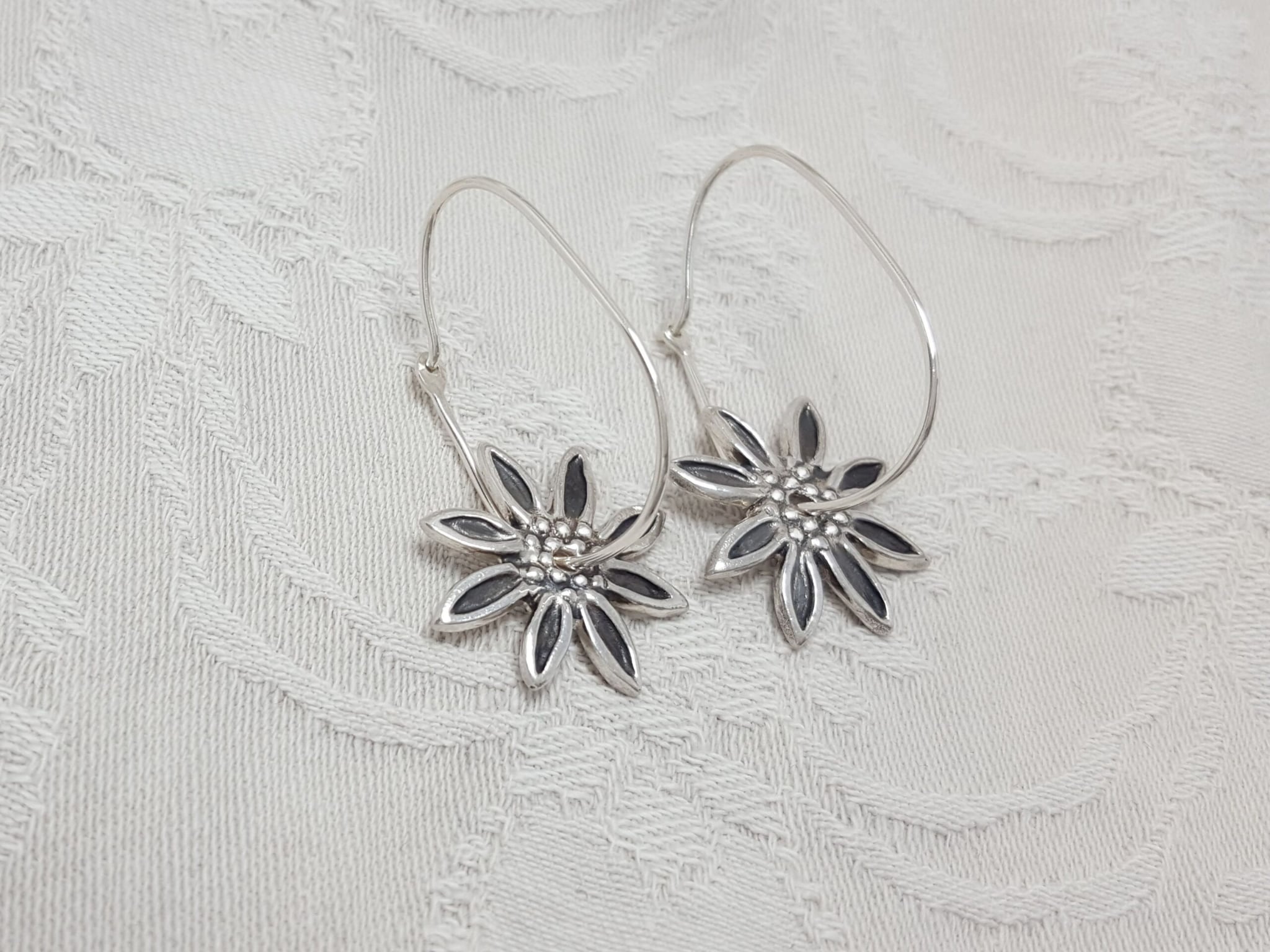 Stjärnformade - blommor - hängande silverörhängen - handgjorda från Brokig silversmycken