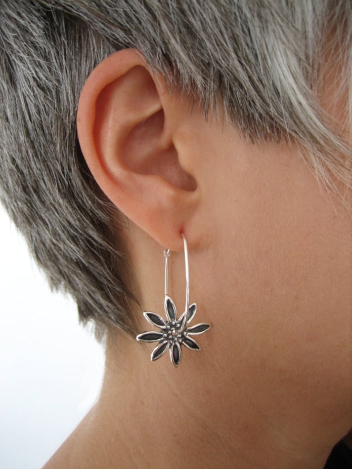 Blommor- hängande silverörhängen - silversmycke i äkta silver - handgjorda silversmycken från Brokig silversmycken