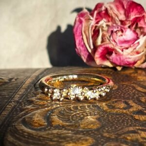 Tre diamanter i bubbel - guldkulor hållertre diamanter i denna guldring i 18K guld - handgjorda guldsmycken från Brokig guldsmycken