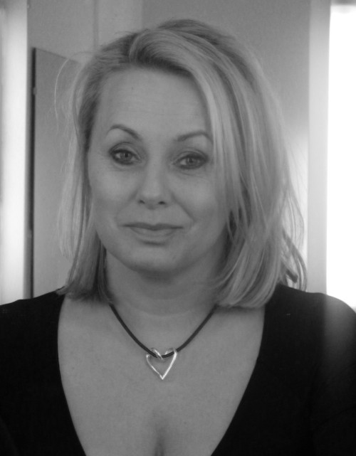Louise Hoffsten bär silverhjärta från Brokig silversmycken Louise Hoffsten i ett silverhjärta från Brokig silversmycken